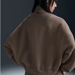 Nike 24.7 impossiblysoft women’s Dri-FIT Oversized 1/2-ziptop